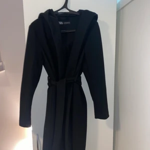 Svart kappa S från Zara  - Aldrig använd svart kappa med luva i strl S från Zara. Säljer pga för liten. Finns fler bilder även med kappan på!!! Köptes för 500 kr. Pris går att diskuteras 