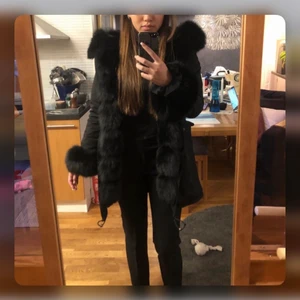 Naya parka vinterjacka  - Säljer min jacka har bara andvänts i en eller två månader förra vintern. Jackan är väldigt varm och skön och dessutom ser väldigt bra ut på. Jag säljer jackan eftersom att jag har köpt en ny då denna är för stor på mig. Jag köpte jackan för 2800 och säljer den för 2200. Priset kan diskuteras. Storleken är M men passar både s/m.