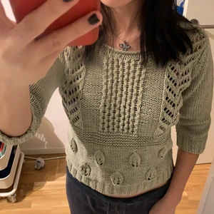 Stickad topp - Gullig tröja från second hand, används tyvärr inte längre💕 den har trekvarts ärmar å är lite croppad:) Står stl M på tröjan men skulle säga S