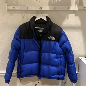 Northface Nuptse jacka blå  - Jättefin puffer jacka i bra skick, köpte jackan för drygt ett halvår sedan så den är knappt använd. Jackan är i storlek XL men känns som L. Säljer för 2000 kr. Ordinarie pris 3100 kr. 💙💙