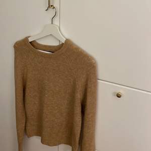 Beige/brun stickad tröja från bikbok 🧸 sticks inte o använt få gånger!
