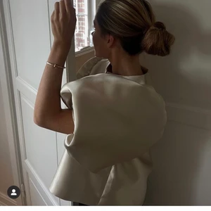 Malina Cleo  - Säljer guldig blus från by malina i storlek M, möts upp eller skickar via post. Fint skick säljer för 500kr🎀