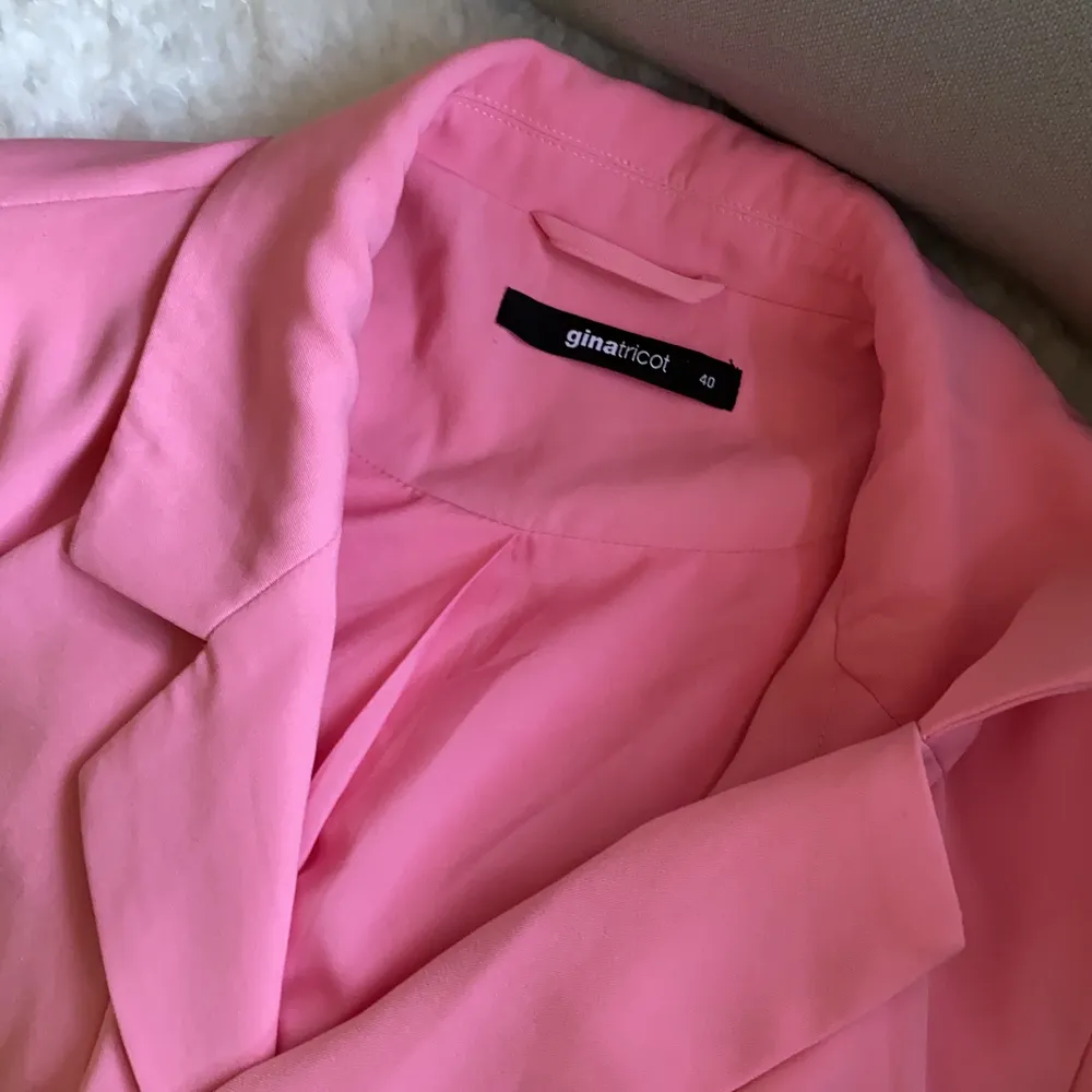 Croppad rosa kavaj ifrån fina Tricot! Strl 40 men passar snyggt oversize på 36&38 ockås👌🏽 perfekta rosa färgen! Bara att höra av sig vid frågor eller intresse🎉🥰. Skjortor.