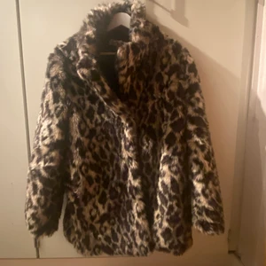 Leopardkappa - Leopardkappa i faux fur från NA-KD. Saknas två knappar annars är den i fint skick. Kan mötas i Stockholm eller skicka men köparen står för frakten 💗