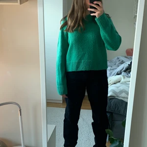 Grön stickad tröja - Superfin grön stickad tröja från Lindex! Skönt material som inte sticks och perfekt nu i vinter⛄️  Jättefin till jeans i både svart och blått! Kontakta mig för fler bilder eller vid intresse😚