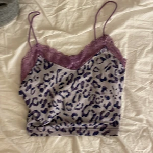 Linne - Jättefint lila linne med leopardmönster i bra skick, använt ca 3 gånger🤍