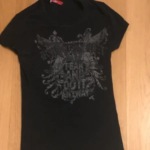 Svart top!! - En fin top som jag köpte från sellpy!! Säljer då den inte kommer till användning☹️Säg bara till om ni vill ha mer bilder👌👌