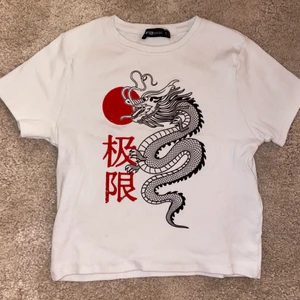 Topp - Croppad t-shirt i ribbat stretchigt material. Från New Yorker, aldrig använd🤍🖤❤️