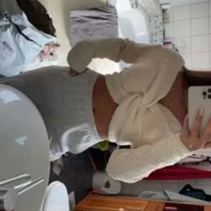 Knytning topp - Sjukt snygg topp med knytning. Stickad och krämvit i färgen. Använder tyvärr inte längre.