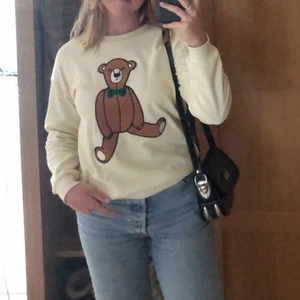 Gullig tröja - Säljer denna gulliga tröjan i frotté från Mini Rodini. I barnstorlek 12 år men passar mig som har xs. Köpt för 450 säljer för 180