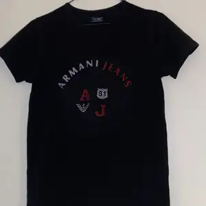 Armani Jeans t-shirt i storlek S/ liten M. Använd men i gott skick. Säljes med ett högre pris då det är ett begränsat plagg som inte längre går att få tag på. Köparen står för frakten! PM vid intresse! ❤️