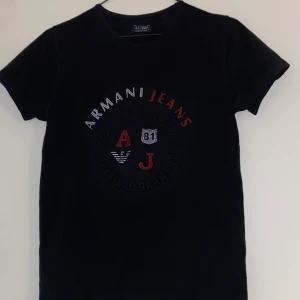 Armani Jeans t-shirt  - Armani Jeans t-shirt i storlek S/ liten M. Använd men i gott skick. Säljes med ett högre pris då det är ett begränsat plagg som inte längre går att få tag på. Köparen står för frakten! PM vid intresse! ❤️