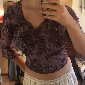 Lila spetts topp - Så gullig tröja köpt second hand som jag tänkte sy om som på första bilden men det har bara inte blivit av (har den knuten i ryggen på första bilden). Väldigt fint mönster också!