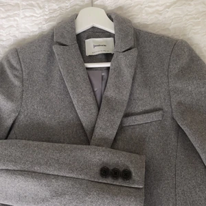 Trendig grå kappa - Endast använd 2 gånger. Bra kvalite. Lång och fin.