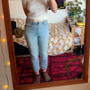 Bikbok-jeans - Ett par otroligt sköna jeans från Bikbok, modellen mom jeans. För små för mig som är 170 cm och vanligtvis har storlek 38. Blir korta i benen på mig, och sitter tight över låren. Har en liten fläck på ena knät (se bild) därav priset. Annars fint skick trots mycket använda.