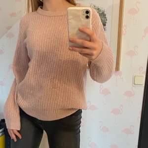 Stickad tröja  - Säljer en stickad tröja i ljus råsa, aldrig använd😍😍