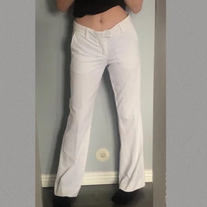 Vita kostym/linne byxor. - Säljer ett par vita kostym/linne byxor i storlek 34. Jag har vanligtvis 32 och dom är lite stora i midjan för mig men annars sitter dom fint. Dom är flera år gamla men fortfarande i bra skick.