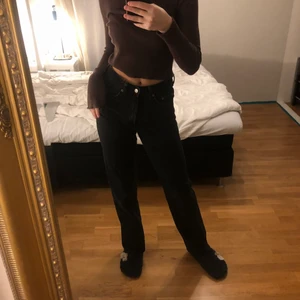 weekday rowe jeans - svarta jeans från weekday i modellen rowe. har sprätt upp dem längst ner för att göra dem lite längre, se sista bilden. är 177 cm lång 💕