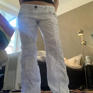 Low waist cargobyxor från edc by esprit  - Säljer mina fantastiska vita low rise cargobyxor från EDC by esprit, enbart för att jag tycker de är för stora för min smak och för långa (1.62 W27-28). De är i storlek 42 men de funkar för mig som har 36 om jag har skärp. Dessa är så snygga och jag är så ledsen att de inte passar 😭😭😭😭 Buda i kommentarerna
