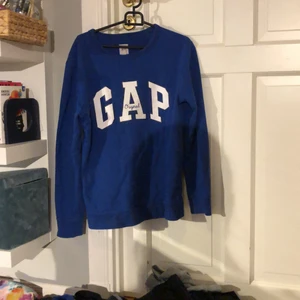 GAP himmelsblå tröja - Jättemysig GAP tröja i fin blå färg!💙💙 tycker om den men har tröttnat ganska mkt så säljer den ist, är i storlek XXL för barn men sitter oversized på S. Jag vill ha 160kr+frakt för den eftersom att det är märkeskläder-ändå grym deal☺️