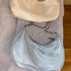 Väskor - Jättefina väskor som knabbt är använda! Väldigt dåligt fotade dessvärre. Man får alla tre för 100kr inklusive frakt en kostar 45kr inklusive frakt