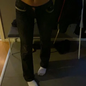 Low Waits jeans - Low waist jeans, sitter perfekt på mig som är 176cm lång och har oftast 38 i storlek 🤍 man kan då även klippa av dom mycket lätt om man vill få dom kortare🤍 skriv för fler frågor 🤍 om flera blir intresserade blir det budgivning i kommentarerna 🤍