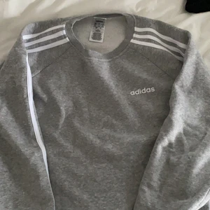 Grå sweatshirt  - Adidas grå oversized sweatshirt🤍 storlek S men sitter mer som M🤍 