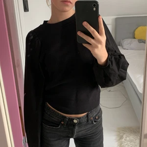 Sweatshirt med puff armar🖤 - Min fina sweatshirt med puff armar som gör den lite unik! Köpt från ginatricot och är i super skick!