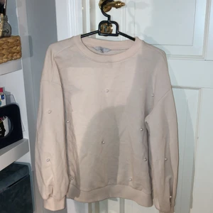 Gullig rosa sweatshirt - En jättesöt rosa sweatshirt jag själv ärvt, är i storlek xs men skulle säga att den även passar S. Är i väldigt bra skick och kostar 40kr+frakt💓💓