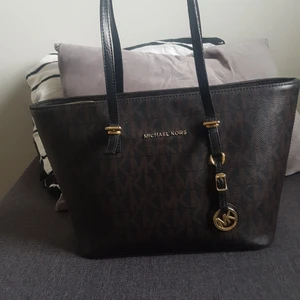 Michel kors - Säljer min handväska efter som jag köpte en annan skolväska istället. Fast ska inte ljuga mycket smidigt att ha den för skolväska du får plats me allt(köparen står för frakten)