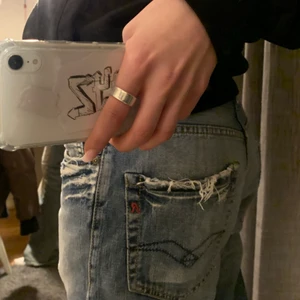 Replay jeans - Skit snygga replay jeans som jag säljer pga har FÖR många jeans pris kan diskuteras och fler bilder kan även skickas. Det är inget fel på dessa de är lite klippta där nere men inget som syns.