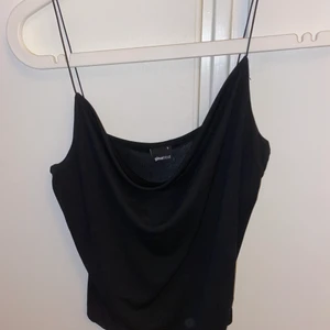 Toppar - Svart fin topp från Gina i storlek S. Använt men i bra skick. 100kr plus frakt.