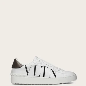 Valentino skor - Kollar intresset på mina valentino sneakers, använda men i väldigt fint skick, strl 40 men passar 39 skriv privat för egna bilder 