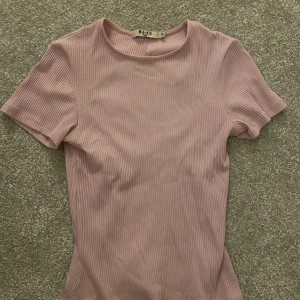 Nakd t-shirt med öppen rygg - Superfin rosa lila färg, starkare färg i verkligheten än vad som syns på bilderna. Såå fin i ryggen!💗