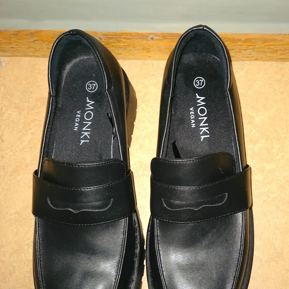 Jag säljer loafers från monki pågrund av för liten storlek! (Har bara använt dom 1 gång) . Skor.