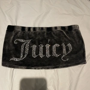Juicy Couture bandeau-top - Säljer nu en helt oanvänd bandeau top från juicy couture, har bara testat den.  Tyvärr har jag tagit bort lappen men den är helt ny köpte den bara för någon månad sedan
