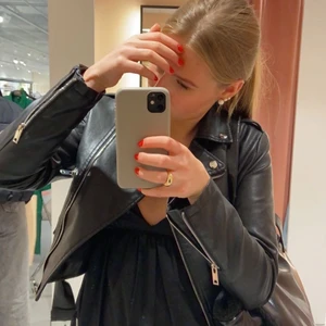 Skinnjacka - Säljer min fina skinnjacka från Nelly. Den är i storlek 38, men den sitter som en 36 på mig som ni ser på bilden. Nypris är 599 säljer den billigt eftersom jag vill bli av med den och köpa en ny lite längre modell. Den inga defekter och är i bra skick. Om det finns fler vid intresse så startas budgivning. 💕