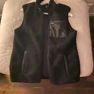 Mysig väst - Svart väst från lager 157  Andvänd ca 2 gånger Köparen står för frakten