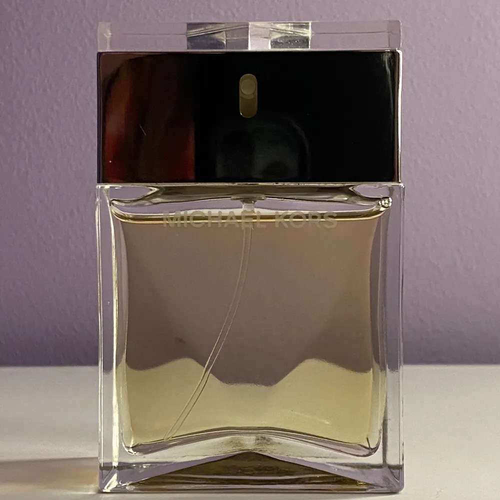 Säljer min Michael Kors 50ml. Knappt andvänd som bild (2-3) visar!😆 OBS kommer ej i original låda,!! Ord pris ligger på allt från 600-1100. Hör av dig😇😇. Perfume.