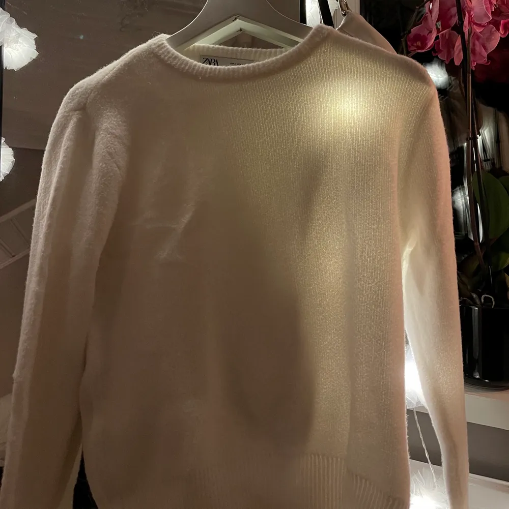 En vit stickad och väldigt skön tröja från Zara, storlek L men passar S. Underbar. Tröjor & Koftor.