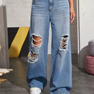 SHEIN byxor  - Har igentligen storlek S så de ser små ut på andra bilden