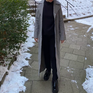 Weekday Grant Full Length Coat - Säljer en superstillig rock från Weekday. Använt 2x gånger. 75% ull; 25% polyamid. Köpte för 1600 sek, säljer för 550 sek! 