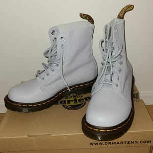 Dr Martens 8 Hole 1460 Pascal Blue Moon - Säljer dessa Dr Martens 8 Hole 1460 Pascal Virginia Blue Moon i storlek 37. Nyskick! Endast provade.