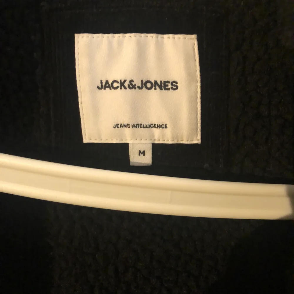 En otroligt skön och bekväm Manchester jacka från märket Jack&Jones. Jackan har ull på insidan och värmer därför på rätt bra. Nypris: 699kr.. Jackor.