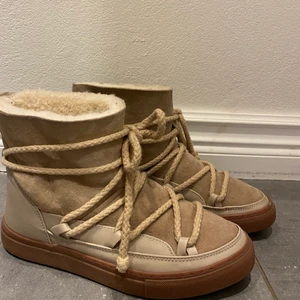 Inuikki skor  - Säljer min inuikki skor i beige som köptes förra året på Nk. Använda under en säsong så i bra skick. Hör av er vid intresse💓