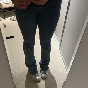Blåa jeans  - Säljer dessa snygga bootcut jeans från Gina! Är 160cm🤍 frakt tillkommer!