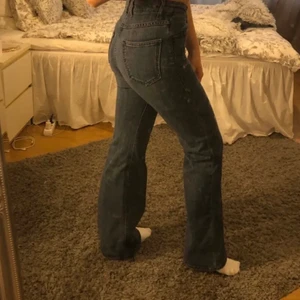 Acne jeans - Säljer dessa coola blåa acne jeans som är försmå köpta här på plick(lånade bilder) frakt tillkommer!🤍