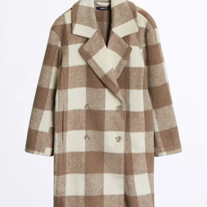 Beige/vit Kappa rutig (Gina Tricot) - Denna snygga kappa från Gina Tricot, köpte förra vintern 2020 o är som ny, knappt använd o har bara hängt i förrådet, då jag har för många jackor! Buda i kommentarerna eller privat❤️‍🔥