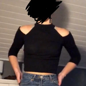Svart topp - Säljer denna svarta topp då den tyvärr inte kommit till användning och jag behöver pengar. Vet inte exakt storlek men passar mig som är xs/s men den passar även min syrra som är 146/152 i barnstorlek. bra skick! Köparen står för frakt!