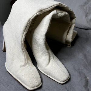 Knähöga fin klackskor storlek 38 - Hej! Köpt ett par jätte fina klackskor, dessvärre är jag kort och dem är lite för långa för mig. Dem är helt nya och oanvända Storlek 38